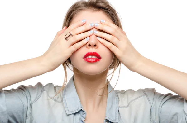 Frau bedeckt ihre Augen — Stockfoto