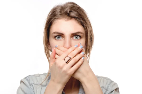 Femme aux yeux bleus couvre sa bouche avec ses mains — Photo