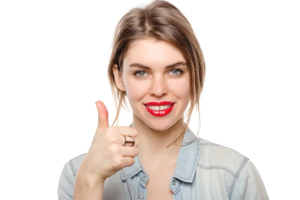 Mujer de negocios sonriente espectáculo de pulgar hacia arriba. fondo blanco aislado — Foto de Stock