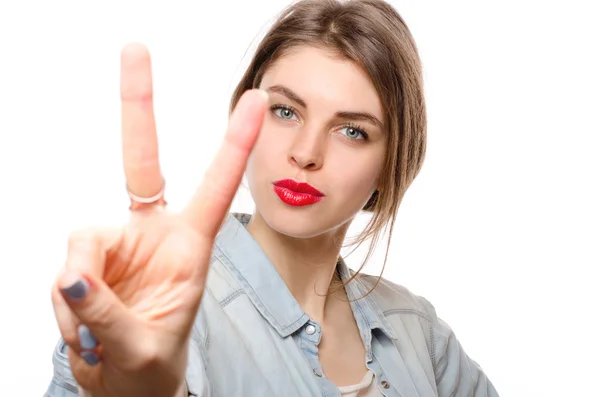 Gelukkig mooie jonge vrouw met twee vingers of overwinning gebaar, geïsoleerd op witte achtergrond — Stockfoto