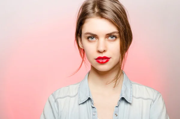 Retrato de mulher com luz vermelha no fundo — Fotografia de Stock