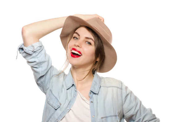 Retrato de joven hermosa mujer en sombrero — Foto de Stock