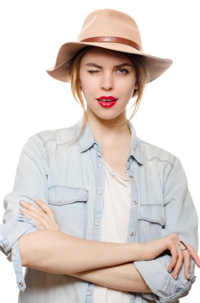 Atrakcyjny uśmiechający się kobieta w kapeluszu mrugając okiem — Zdjęcie stockowe