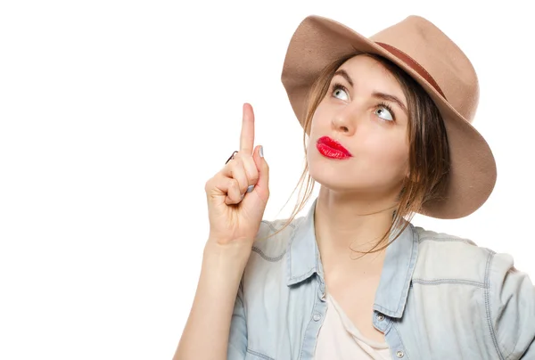 Hermosa mujer joven en sombrero con el dedo hacia arriba tienen una idea — Foto de Stock