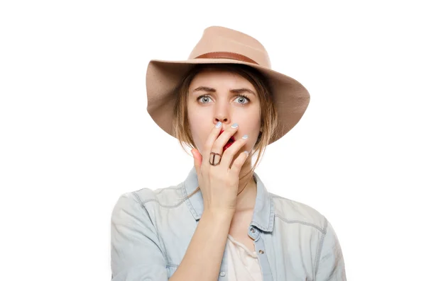 Mulher bonita confusa no chapéu olhar para a câmera tocando seu rosto — Fotografia de Stock