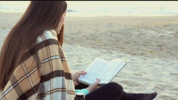 Vrouw lezen boek in de buurt van de zee — Stockvideo