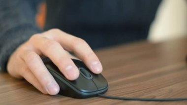 Fare tıklayarak bilgisayarda çalışan bir adamın elini