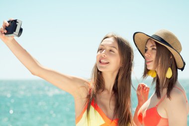 iki genç kadın selfie yapma plajda gülümseyen