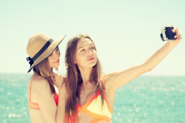 iki genç kadın selfie yapma plajda gülümseyen