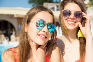 fingersgirl delik arayan kadın dua ediyor