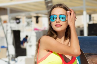 Genç seksi kadın yaz tatil güzel sıcak gün