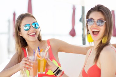 iki çekici genç kadın kokteyl içme