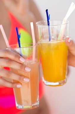 Havuz barda kokteyller arkadaşlarıyla. Yaz saati