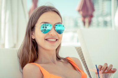 Yüzme yaz sahilde kokteyl içme çekici genç kadın