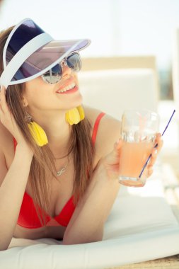 kırmızı mayo, kap ve şık güneş gözlüğü moda kadın