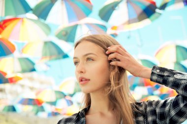 Mutlu kadın ile şemsiye modern arka plan açık havada yürüyüş