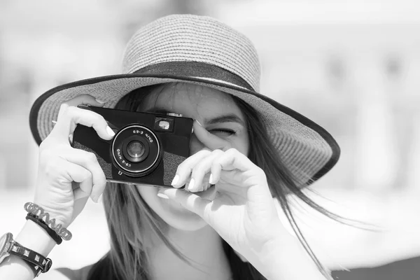 Chica en bikini en la playa haciendo foto con cámara de cine — Foto de Stock