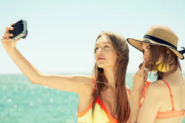 Two smiling young women on beach making selfie — Stock Photo, Image