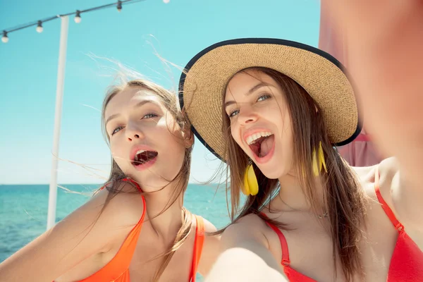 iki genç kadın selfie yapma plajda gülümseyen