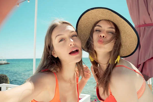 iki genç kadın selfie yapma plajda gülümseyen