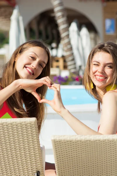 İki serin moda komik kızlar mayo plaj sandalyeleri