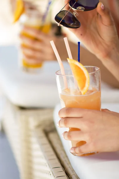 Girlfriends with cocktails at the poolside bar. Summer time — Stock Photo, Image