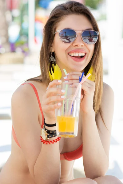 Jovem atraente bebendo coquetel na praia de verão em natação — Fotografia de Stock