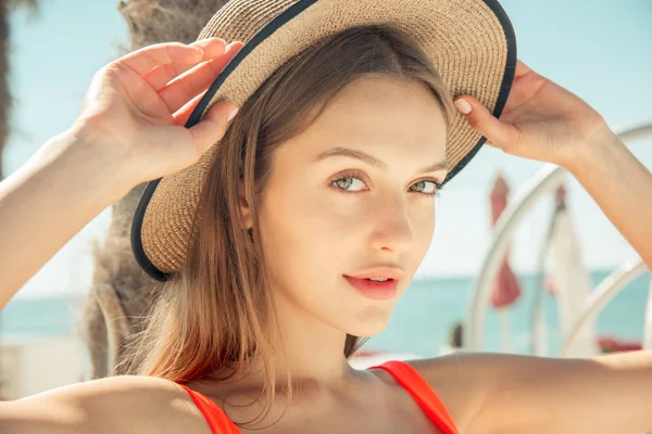Yaz kavramı - mayo ve güneş şapkalı genç kadın