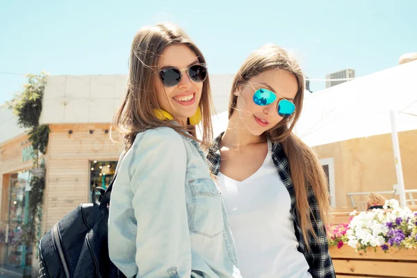 Estilo de vida de dois melhores amigos rindo ao ar livre na rua — Fotografia de Stock