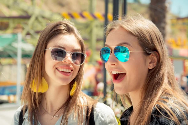 Estilo de vida de dos mejores amigos riendo al aire libre en la calle —  Fotos de Stock