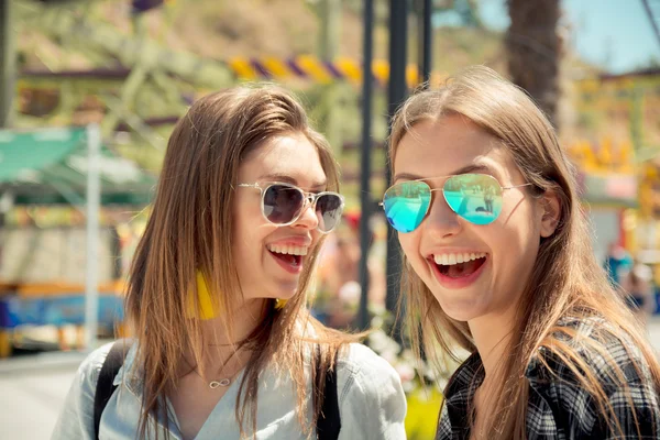 Estilo de vida de dos mejores amigos riendo al aire libre en la calle —  Fotos de Stock