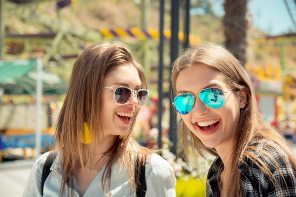 Estilo de vida de dos mejores amigos riendo al aire libre en la calle —  Fotos de Stock