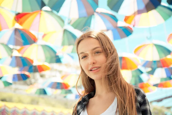 Szczęśliwa kobieta spaceru na zewnątrz nowoczesny tle parasole — Zdjęcie stockowe