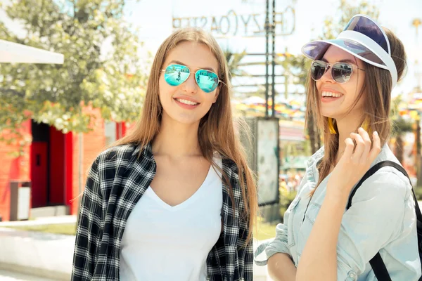 Estilo de vida de dos mejores amigos en gafas de sol riendo en la ciudad —  Fotos de Stock