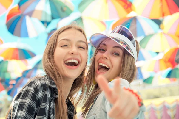 Mutlu genç kadınlar ile umb modern arka plan açık havada yürüyüş