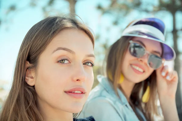 2 つの若い女性の友人が屋外に笑顔します。 — ストック写真