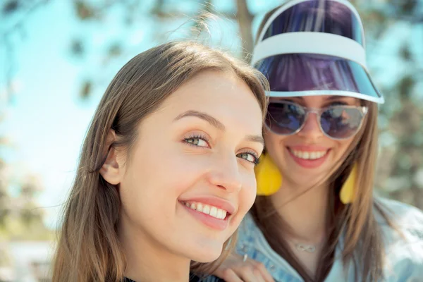 Dos amigas jóvenes sonríen al aire libre —  Fotos de Stock