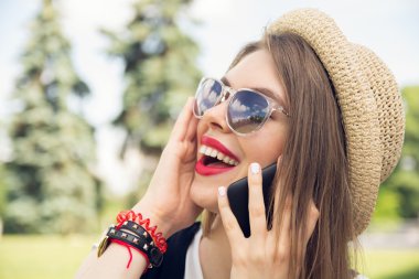 hippi kız trendy bakışla Park smartphone cep telefonu ile konuşmak