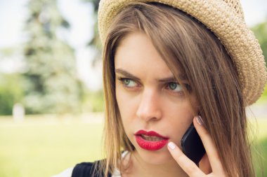 hippi kız trendy bakışla Park smartphone cep telefonu ile konuşmak