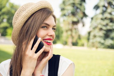 hippi kız trendy bakışla Park smartphone cep telefonu ile konuşmak