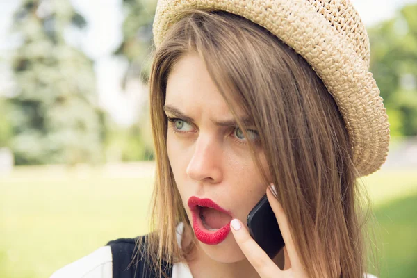 Chica hipster con aspecto de moda hablando en el teléfono inteligente en el parque — Foto de Stock