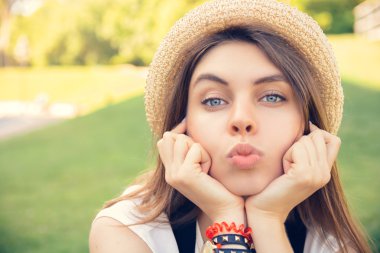 Yaz Park'ta güzel bir genç kadının portresi.