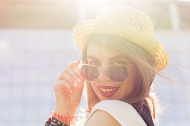 Yürüyen, arka planda, mercek parlaması bina modern güzel kadın