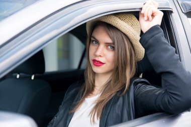 mutlu kadın açık havada arabayı yaz şapka