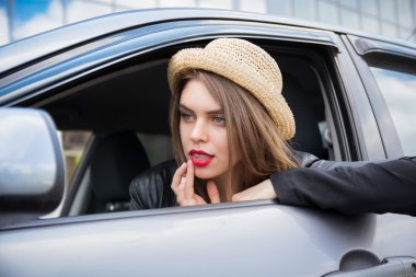 genç kadın arabada makyaj uygulamak