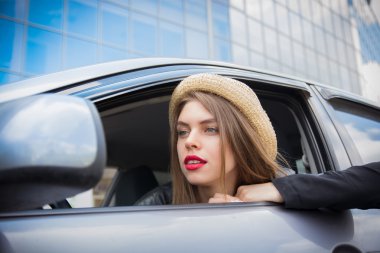 genç kadın arabada makyaj uygulamak