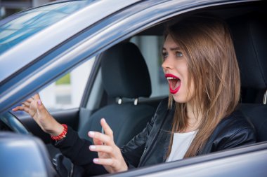 Kadını sürücüsü şok kazasında önce korkuttu