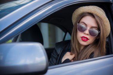 mutlu kadın yaz şapka ve güneş gözlüğü gözlük ile seyir