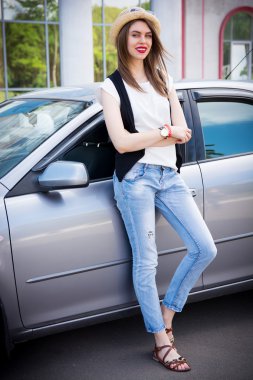 Güzel hippi kız arabasını ayakta