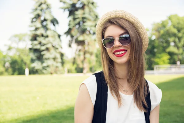 Retrato de uma menina feliz sentada no parque — Fotografia de Stock